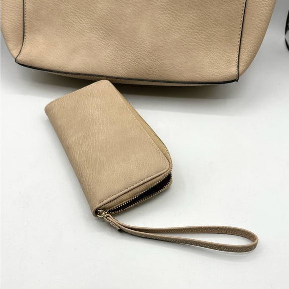 Large Tan Handbag /Tote in Vegan Leather, with a Wallet. NWT - Picture 3 of 13